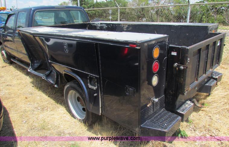 image for item D5329 2001 Ford F550 XL utility pickup truck