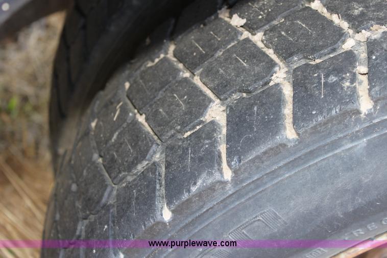 image for item D5329 2001 Ford F550 XL utility pickup truck