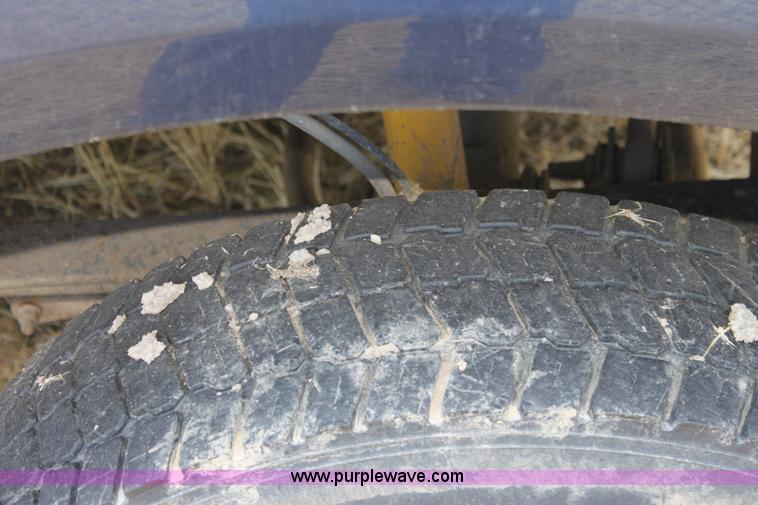 image for item D5329 2001 Ford F550 XL utility pickup truck