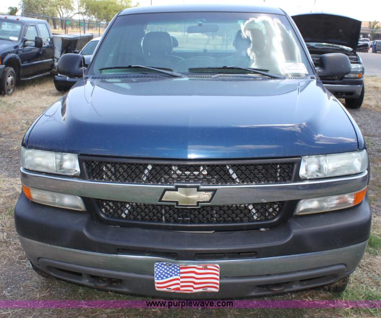image for item D5331 2002 Chevrolet Silverado 2500 HD extended cab pickup truck