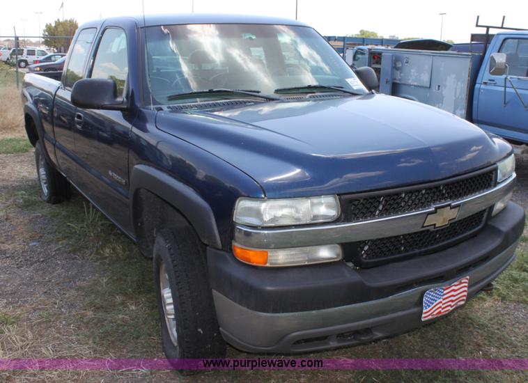image for item D5331 2002 Chevrolet Silverado 2500 HD extended cab pickup truck