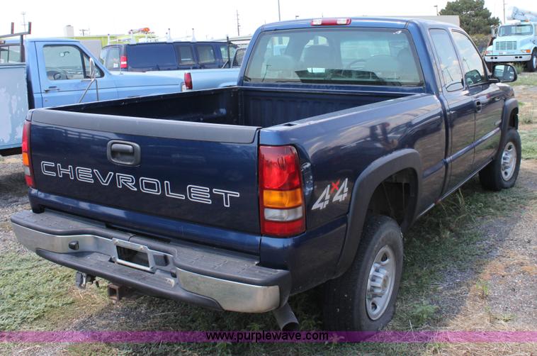 image for item D5331 2002 Chevrolet Silverado 2500 HD extended cab pickup truck