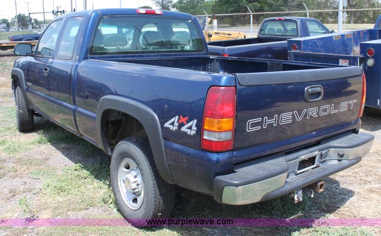 image for item D5331 2002 Chevrolet Silverado 2500 HD extended cab pickup truck