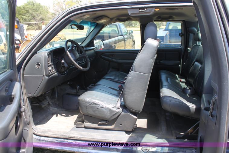 image for item D5331 2002 Chevrolet Silverado 2500 HD extended cab pickup truck