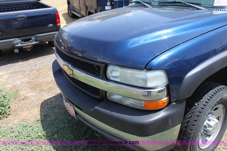 image for item D5331 2002 Chevrolet Silverado 2500 HD extended cab pickup truck