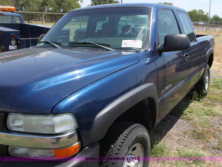 image for item D5331 2002 Chevrolet Silverado 2500 HD extended cab pickup truck