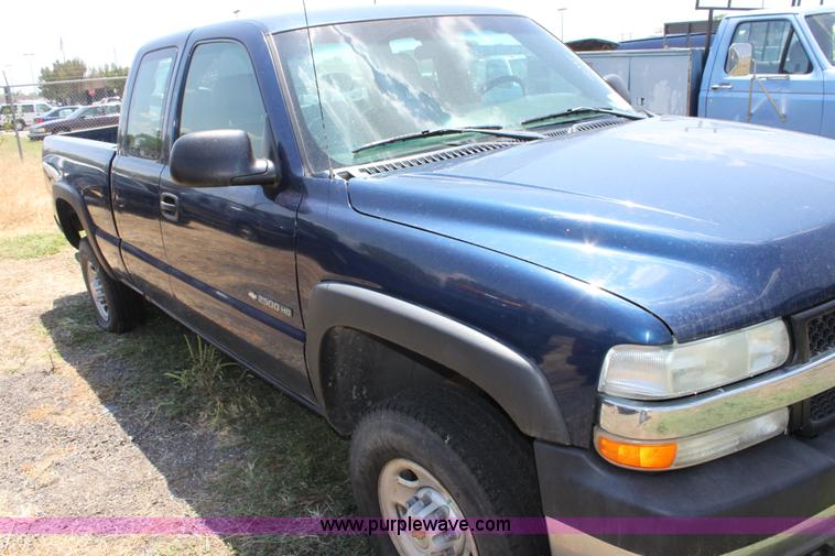 image for item D5331 2002 Chevrolet Silverado 2500 HD extended cab pickup truck