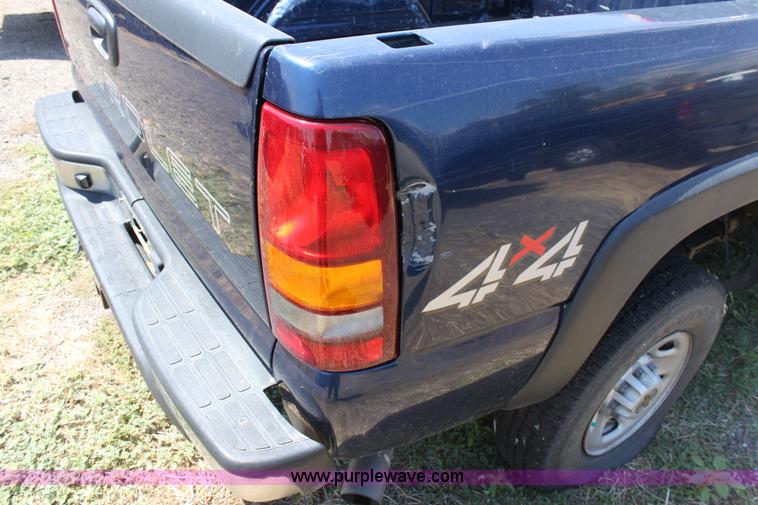 image for item D5331 2002 Chevrolet Silverado 2500 HD extended cab pickup truck