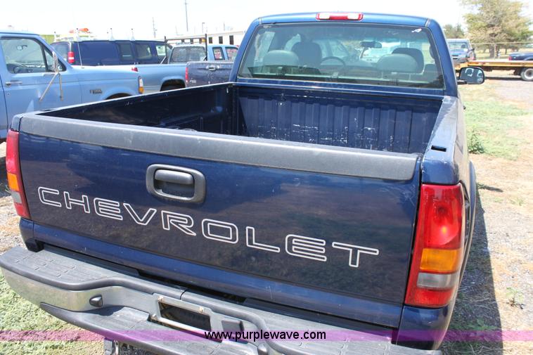 image for item D5331 2002 Chevrolet Silverado 2500 HD extended cab pickup truck