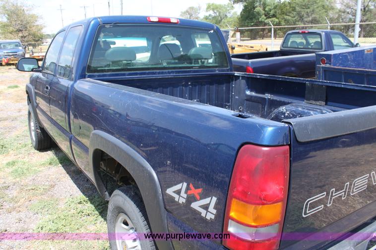 image for item D5331 2002 Chevrolet Silverado 2500 HD extended cab pickup truck