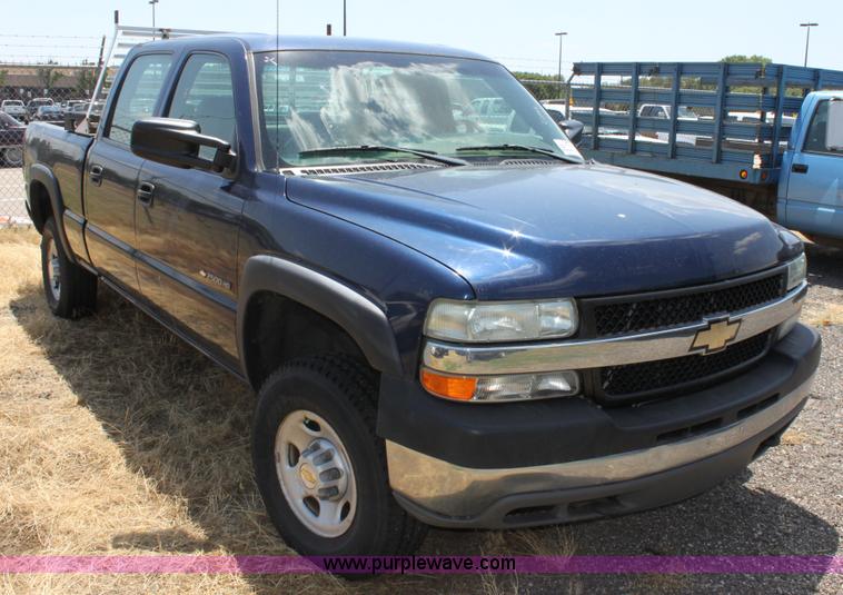 image for item D5332 2002 Chevrolet Silverado 2500 HD Crew Cab pickup truck