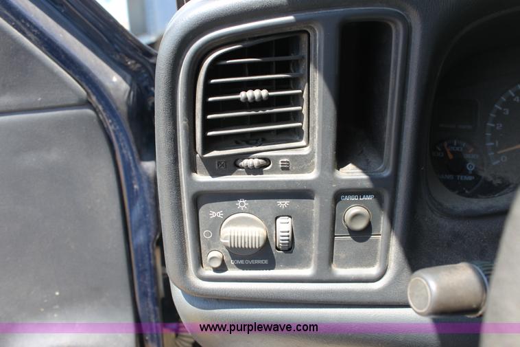 image for item D5332 2002 Chevrolet Silverado 2500 HD Crew Cab pickup truck