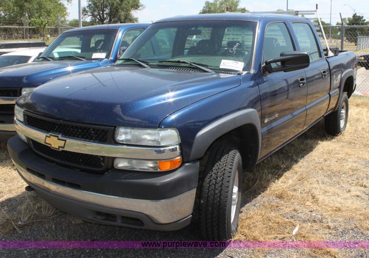 image for item D5332 2002 Chevrolet Silverado 2500 HD Crew Cab pickup truck