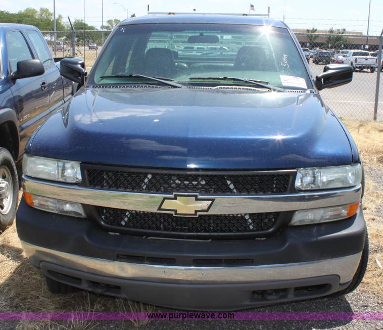 image for item D5332 2002 Chevrolet Silverado 2500 HD Crew Cab pickup truck