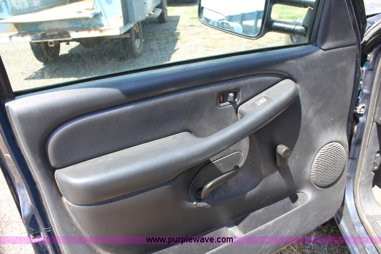 image for item D5332 2002 Chevrolet Silverado 2500 HD Crew Cab pickup truck