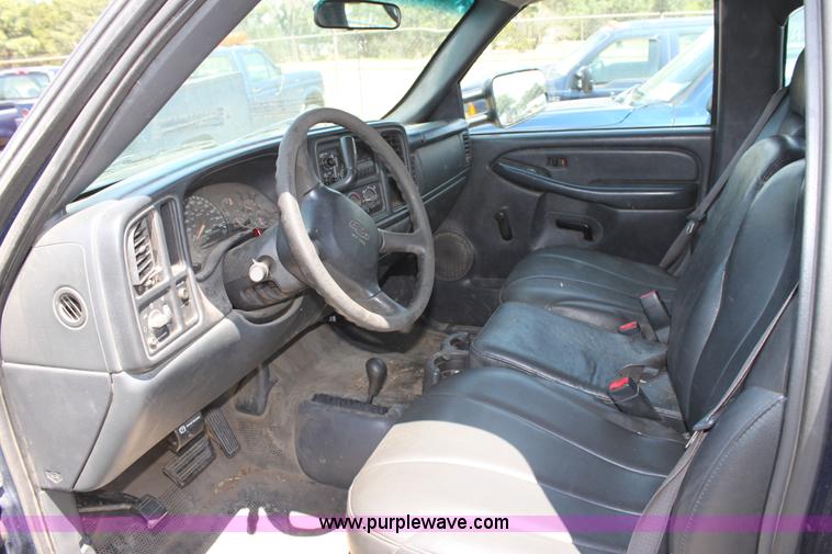 image for item D5332 2002 Chevrolet Silverado 2500 HD Crew Cab pickup truck