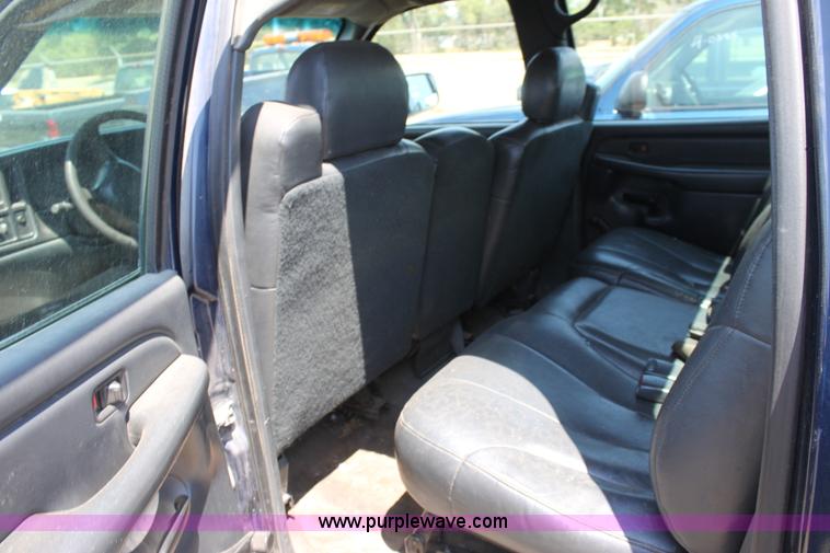 image for item D5332 2002 Chevrolet Silverado 2500 HD Crew Cab pickup truck