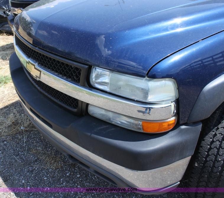 image for item D5332 2002 Chevrolet Silverado 2500 HD Crew Cab pickup truck