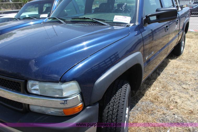 image for item D5332 2002 Chevrolet Silverado 2500 HD Crew Cab pickup truck
