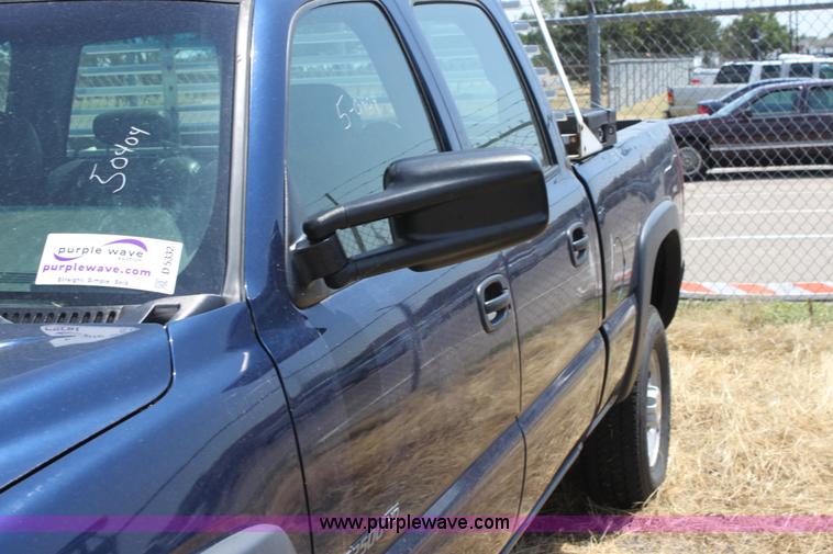image for item D5332 2002 Chevrolet Silverado 2500 HD Crew Cab pickup truck