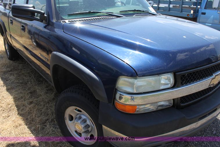 image for item D5332 2002 Chevrolet Silverado 2500 HD Crew Cab pickup truck