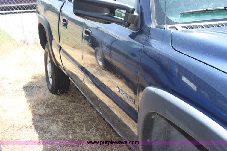 image for item D5332 2002 Chevrolet Silverado 2500 HD Crew Cab pickup truck