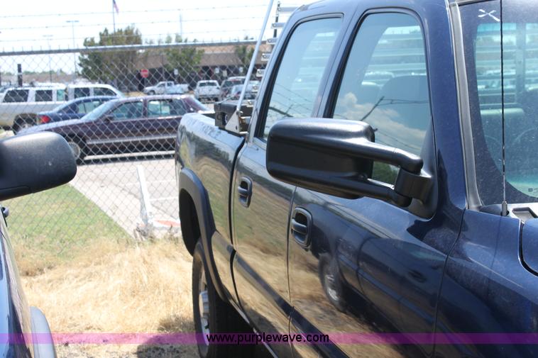 image for item D5332 2002 Chevrolet Silverado 2500 HD Crew Cab pickup truck