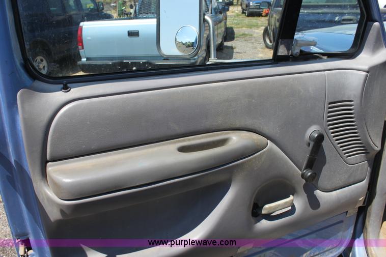 image for item D5333 1996 Ford F350 XL utility pickup truck