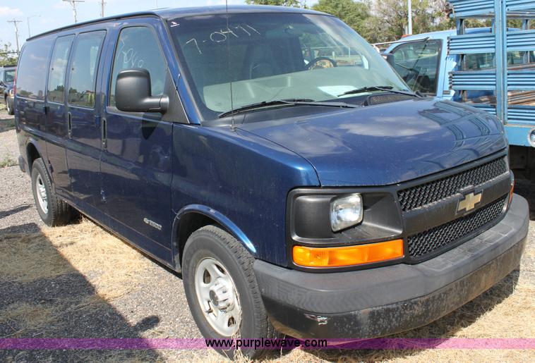 image for item D5335 2003 Chevrolet G2500 Express cargo van