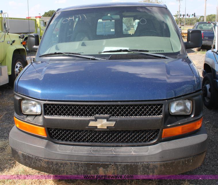 image for item D5335 2003 Chevrolet G2500 Express cargo van
