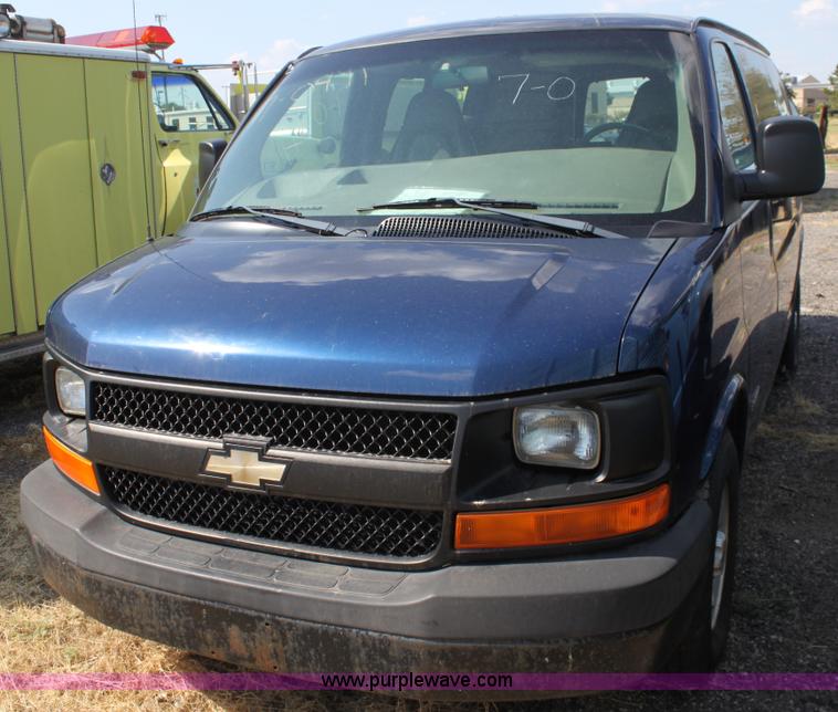 image for item D5335 2003 Chevrolet G2500 Express cargo van