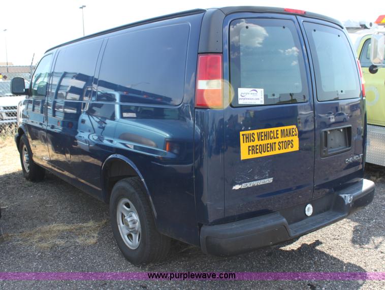 image for item D5335 2003 Chevrolet G2500 Express cargo van