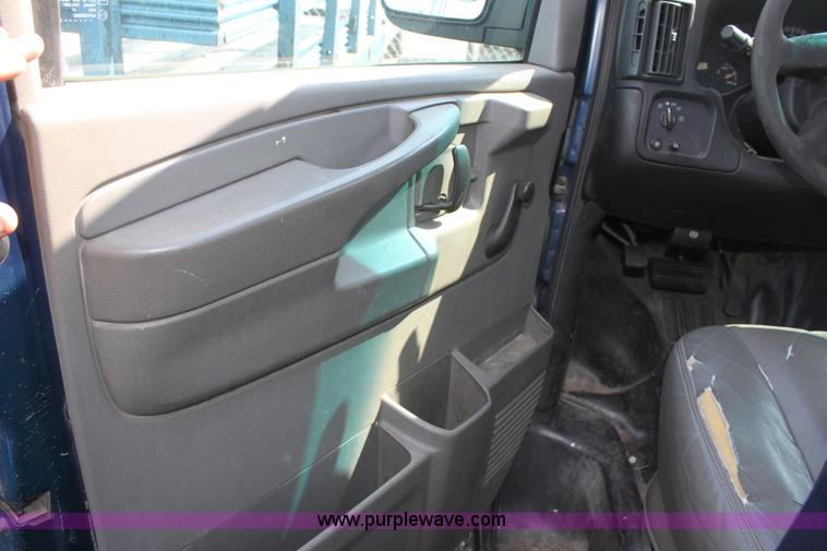image for item D5335 2003 Chevrolet G2500 Express cargo van