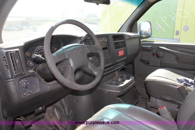 image for item D5335 2003 Chevrolet G2500 Express cargo van