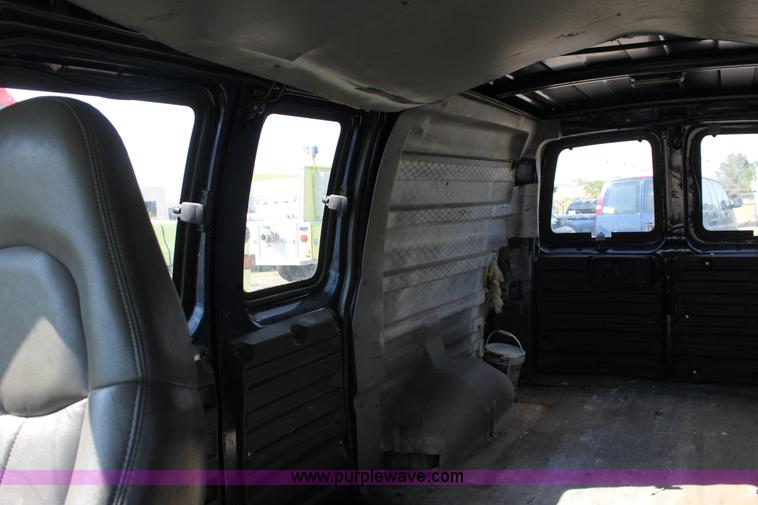 image for item D5335 2003 Chevrolet G2500 Express cargo van