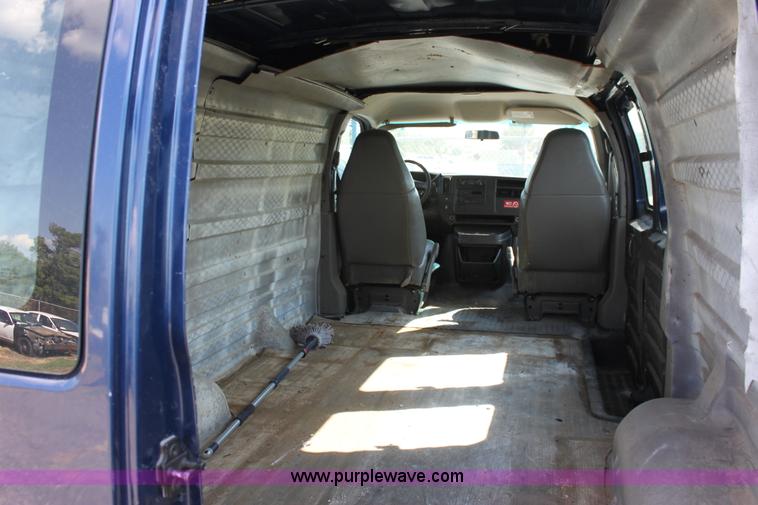 image for item D5335 2003 Chevrolet G2500 Express cargo van