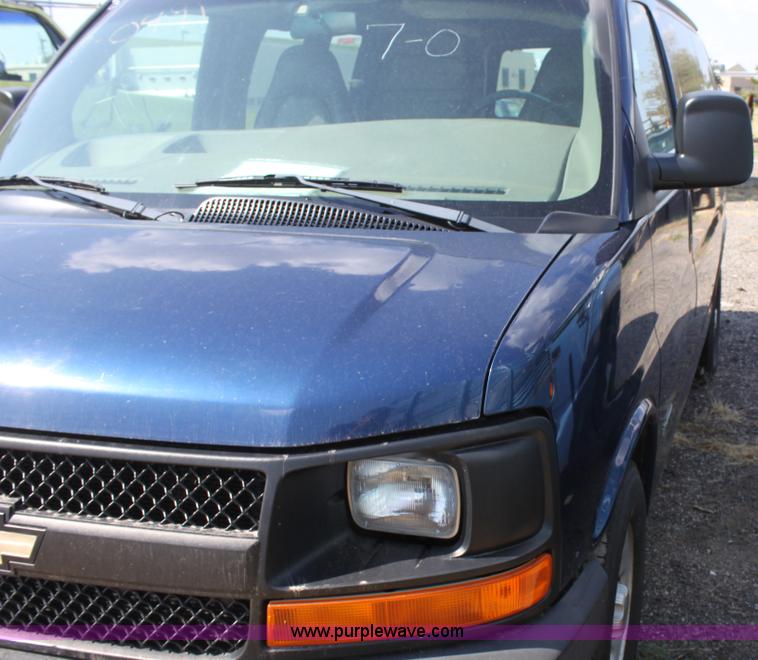 image for item D5335 2003 Chevrolet G2500 Express cargo van