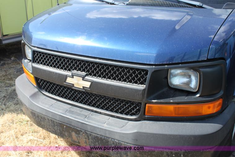 image for item D5335 2003 Chevrolet G2500 Express cargo van