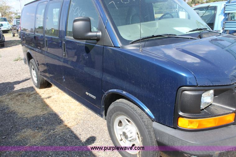 image for item D5335 2003 Chevrolet G2500 Express cargo van