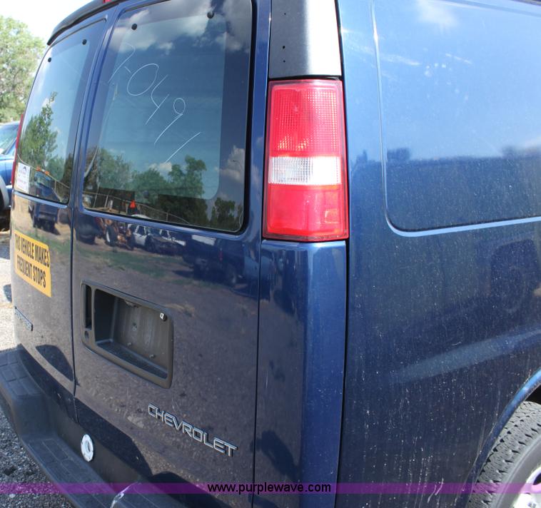 image for item D5335 2003 Chevrolet G2500 Express cargo van