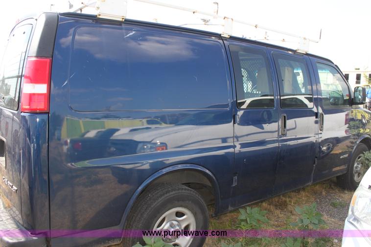 image for item D5340 2003 Chevrolet G2500 Express cargo van