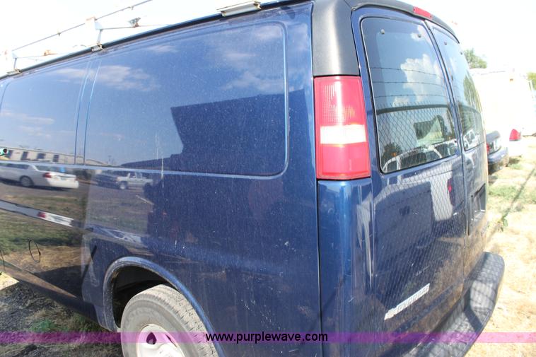 image for item D5340 2003 Chevrolet G2500 Express cargo van
