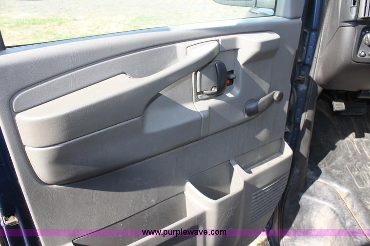 image for item D5340 2003 Chevrolet G2500 Express cargo van