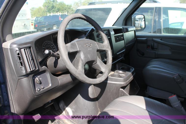 image for item D5340 2003 Chevrolet G2500 Express cargo van