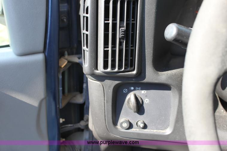 image for item D5340 2003 Chevrolet G2500 Express cargo van