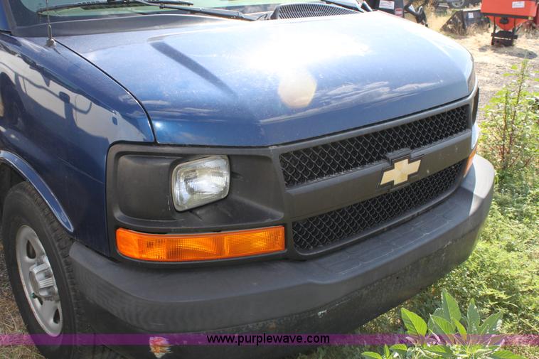 image for item D5340 2003 Chevrolet G2500 Express cargo van
