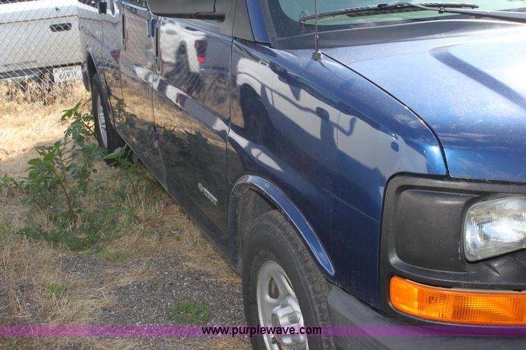 image for item D5340 2003 Chevrolet G2500 Express cargo van