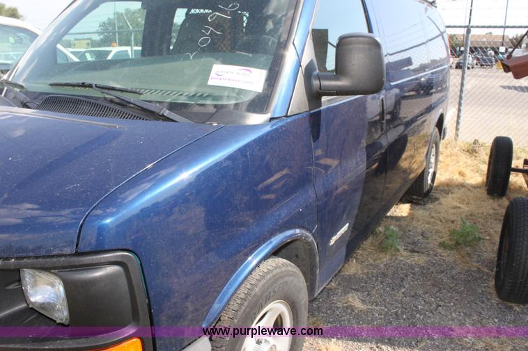 image for item D5340 2003 Chevrolet G2500 Express cargo van