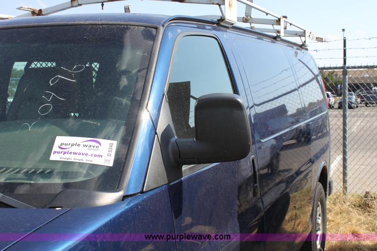 image for item D5340 2003 Chevrolet G2500 Express cargo van