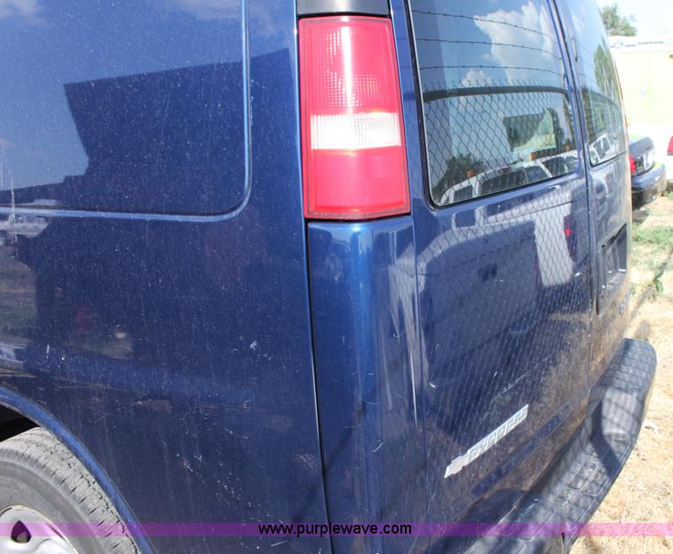 image for item D5340 2003 Chevrolet G2500 Express cargo van